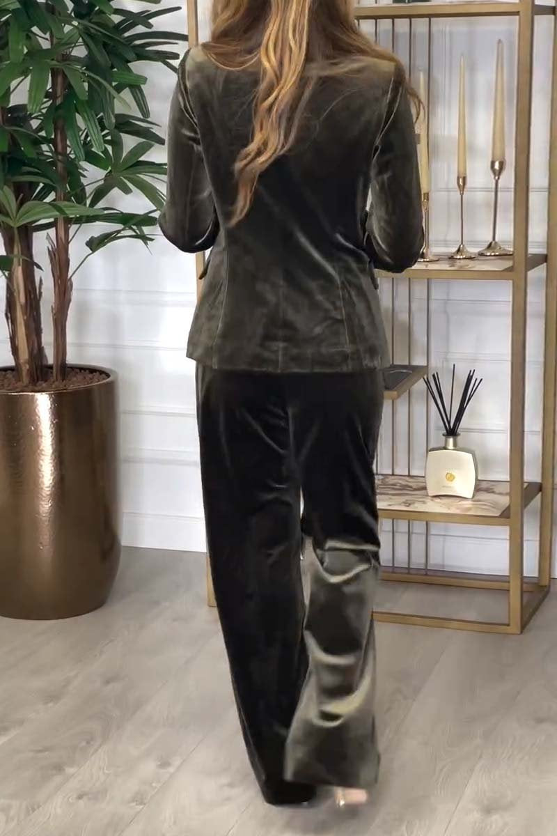 Women’s Double-Breasted Velvet Two-Piece Suit (Fall/Winter 2025)